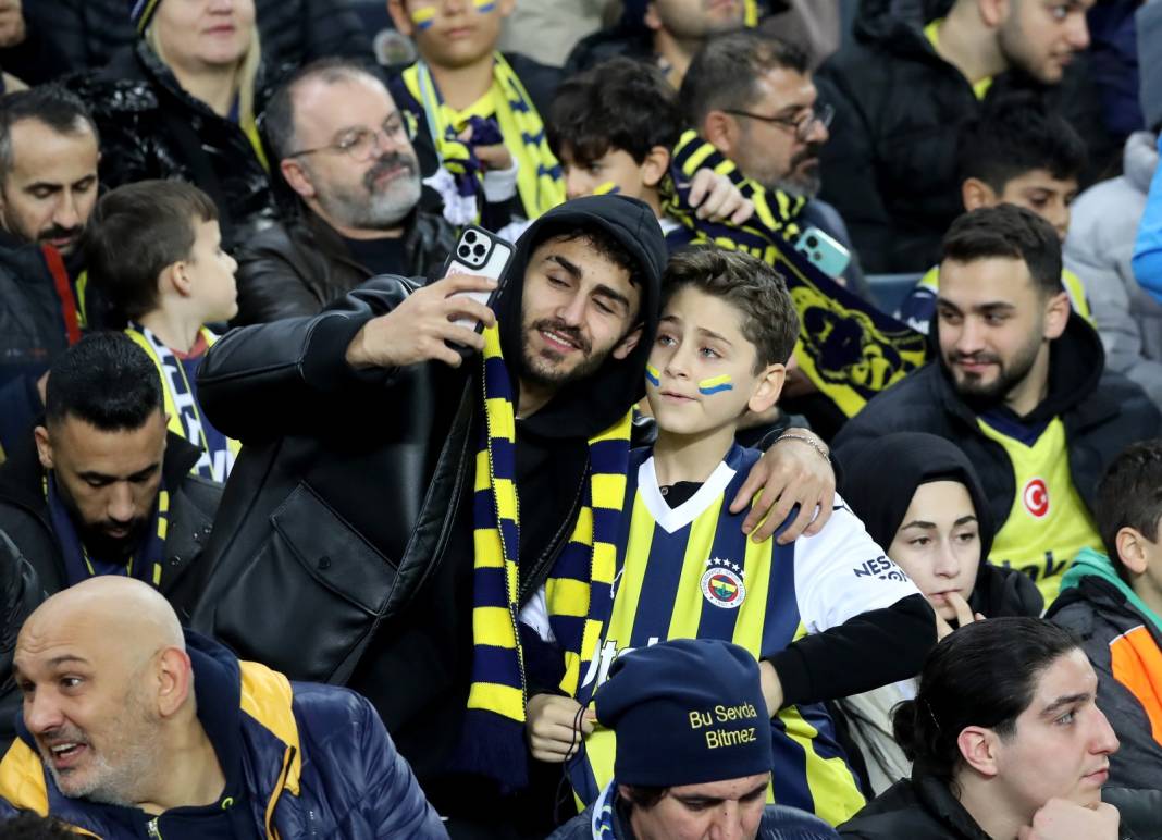 Fenerbahçe Fatih Karagümrük maçından çok özel fotoğraflar: Geri dönüş coşkusu tribünlere böyle yansıdı 31